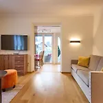 Sandra *